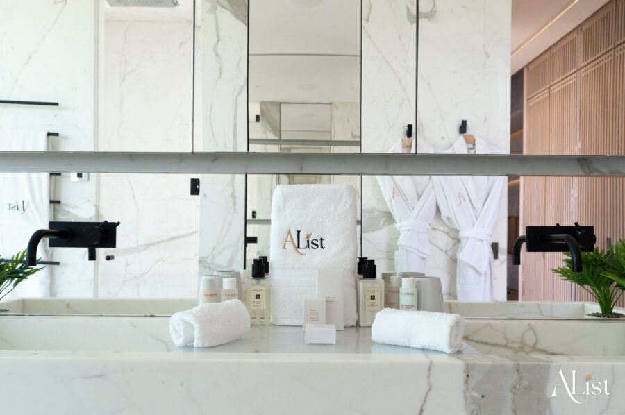 villa-marisa-bathroom-sink-products-jomalone-clarins-luxury-rental-property-alist-ramatuelle