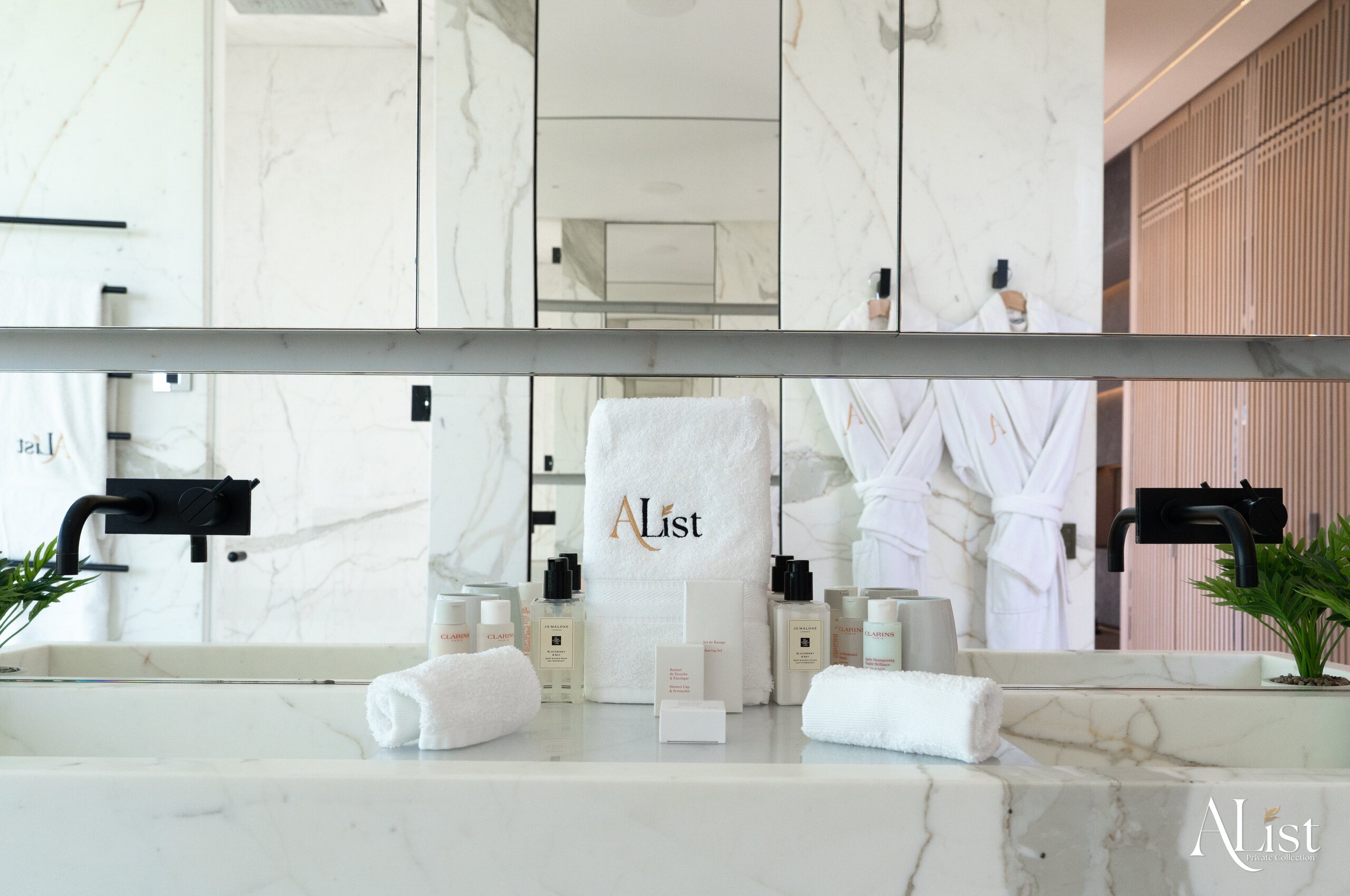 villa-marisa-bathroom-sink-products-jomalone-clarins-luxury-rental-property-alist-ramatuelle