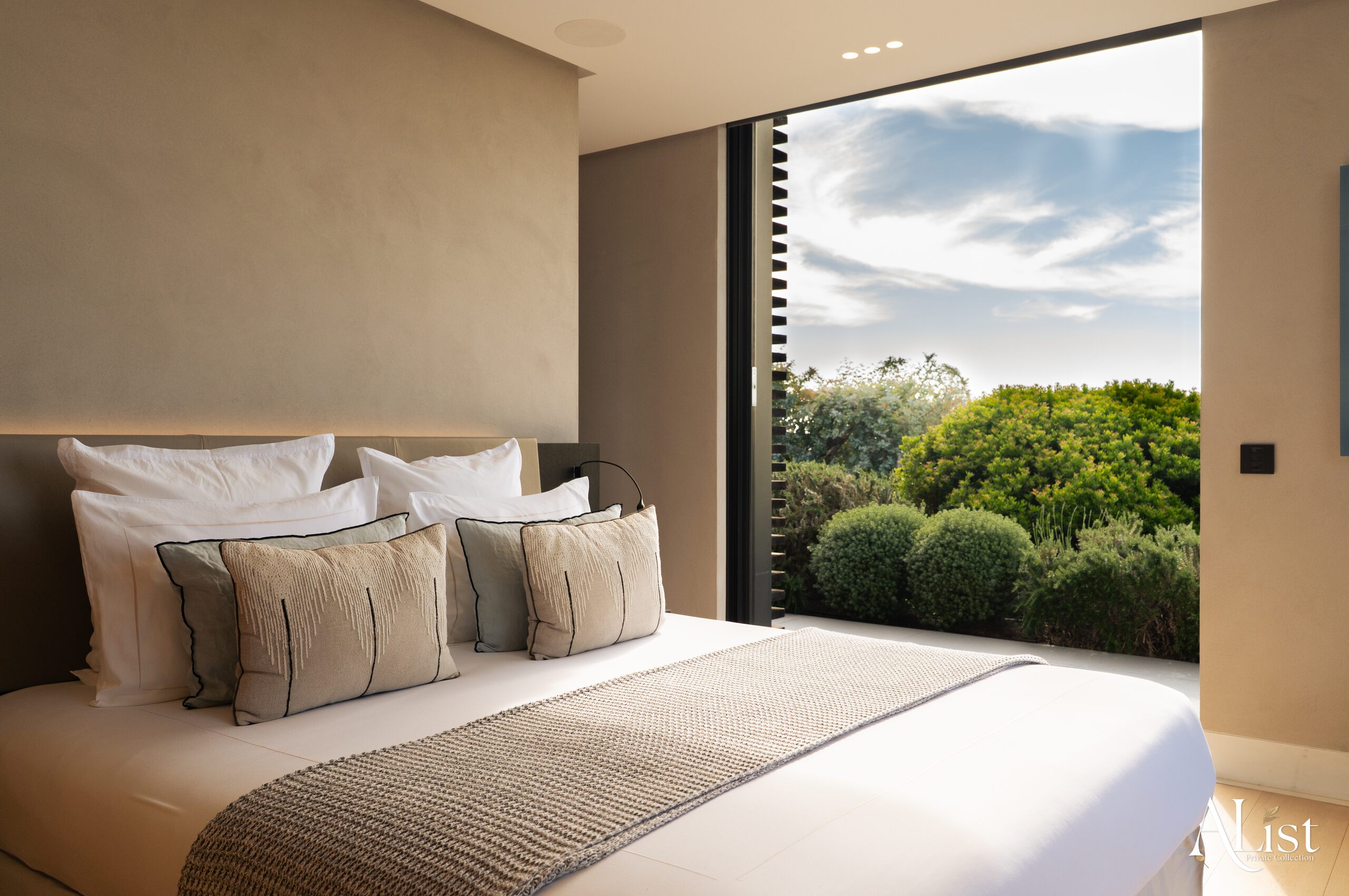 villa-marisa-bedroom-gardenaccess-terrace-modern-sleek-minimalist-design-luxury-rental-retreat-alist-ramatuelle
