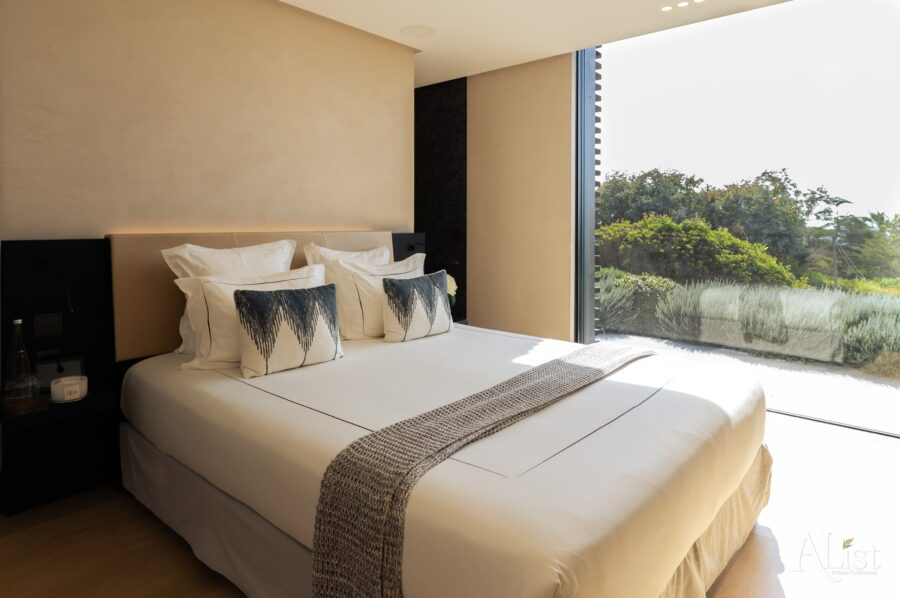 villa-marisa-bedroom-gardenview-sleek-modern-elegant-interior-luxury-design-alist-ramatuelle