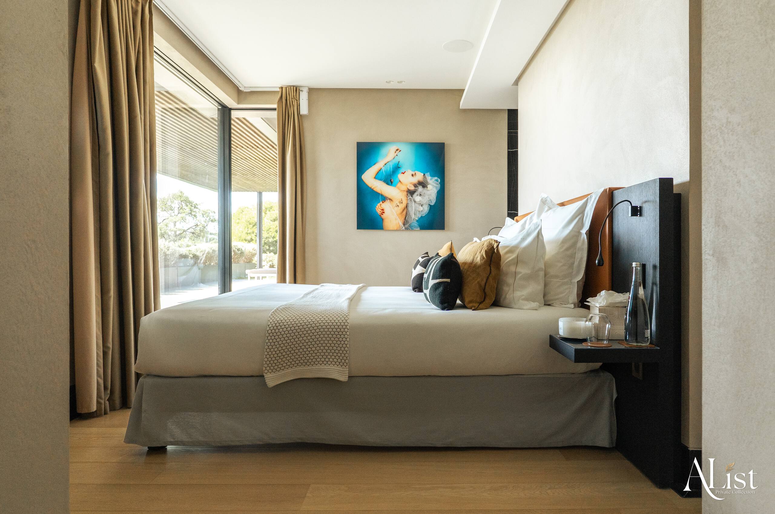 villa-marisa-bedroom-modern-sleek-bright-interiors-elegant-design-luxury-rental-retreat-alist-ramatuelle