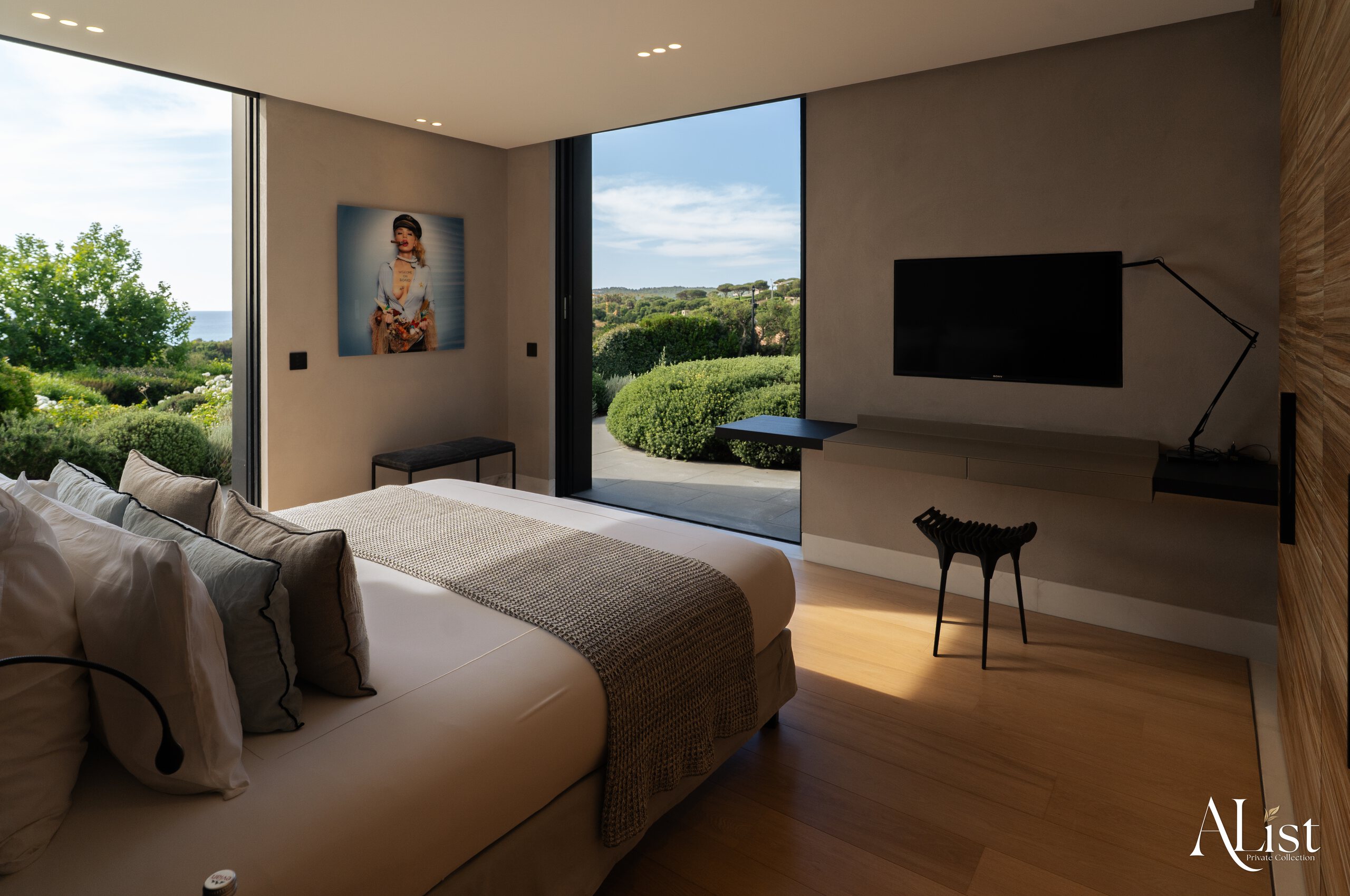 villa-marisa-bedroom-seaview-paradise-gardenaccess-serene-tranquil-interiors-modern-luxury-design-alist-ramatuelle