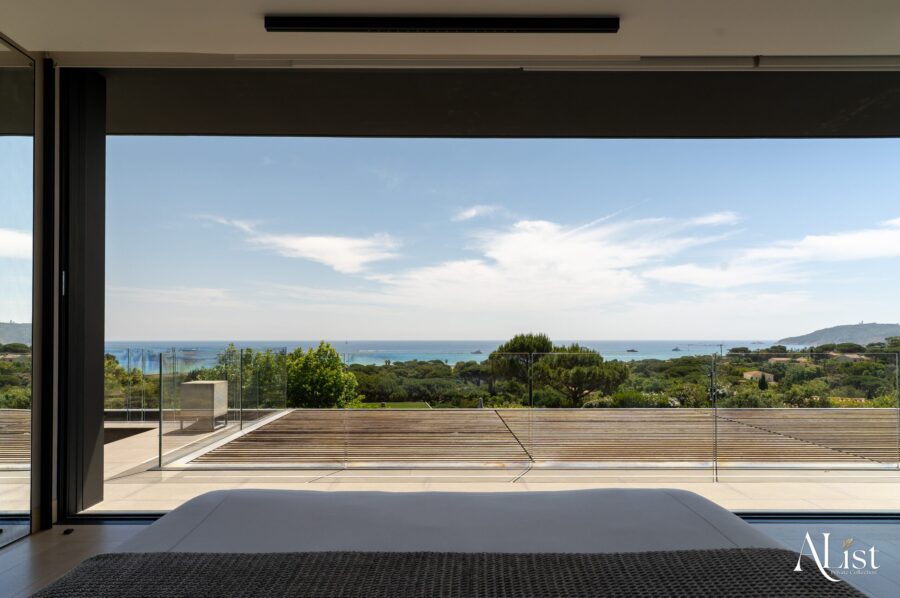 villa-marisa-bedroom-terrace-openplan-balcony-stunning-seaview-tropical-garden-paradise-luxury-rental-property-alist-ramatuelle