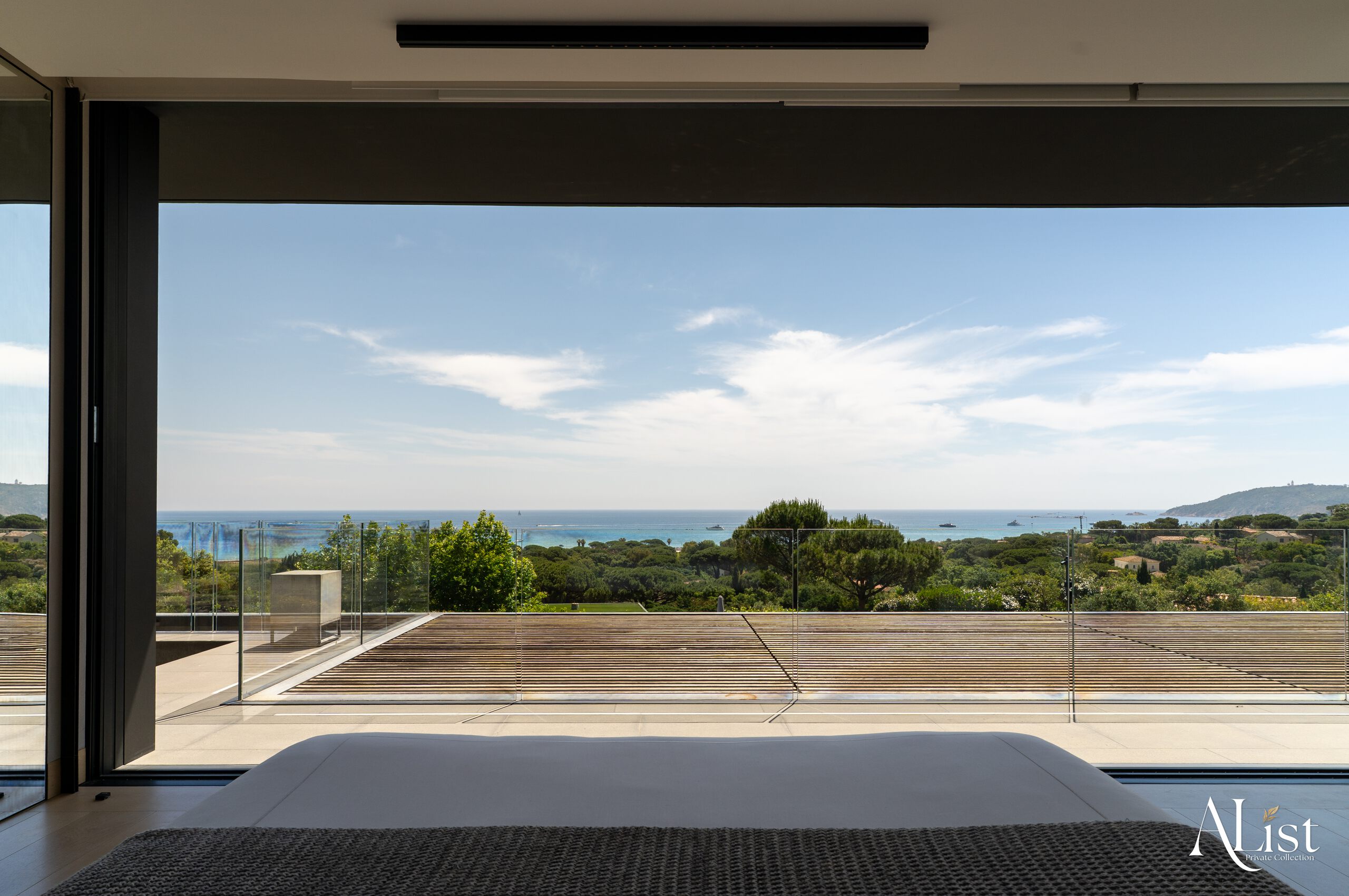 villa-marisa-bedroom-terrace-openplan-balcony-stunning-seaview-tropical-garden-paradise-luxury-rental-property-alist-ramatuelle
