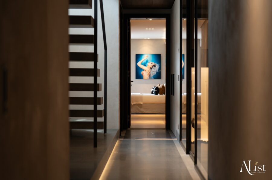 villa-marisa-corridor-bedroom-modern-sleek-elegant-luxury-interiordesign-alist-ramatuelle