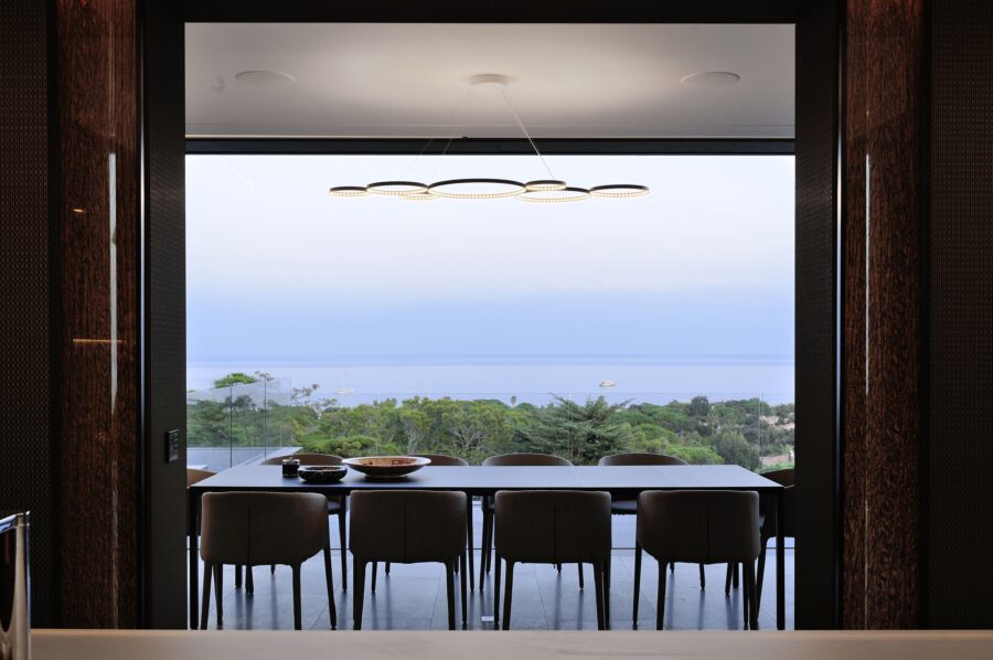 villa-marisa-diningroom-openplan-seaview-spacious-modern-sleek-interiordesign-alist-luxury-ramatuelle