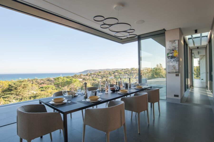 villa-marisa-diningroom-openplan-sleek-spacious-bright-panoramic-seaviews-modern-luxury-alist-ramatuelle
