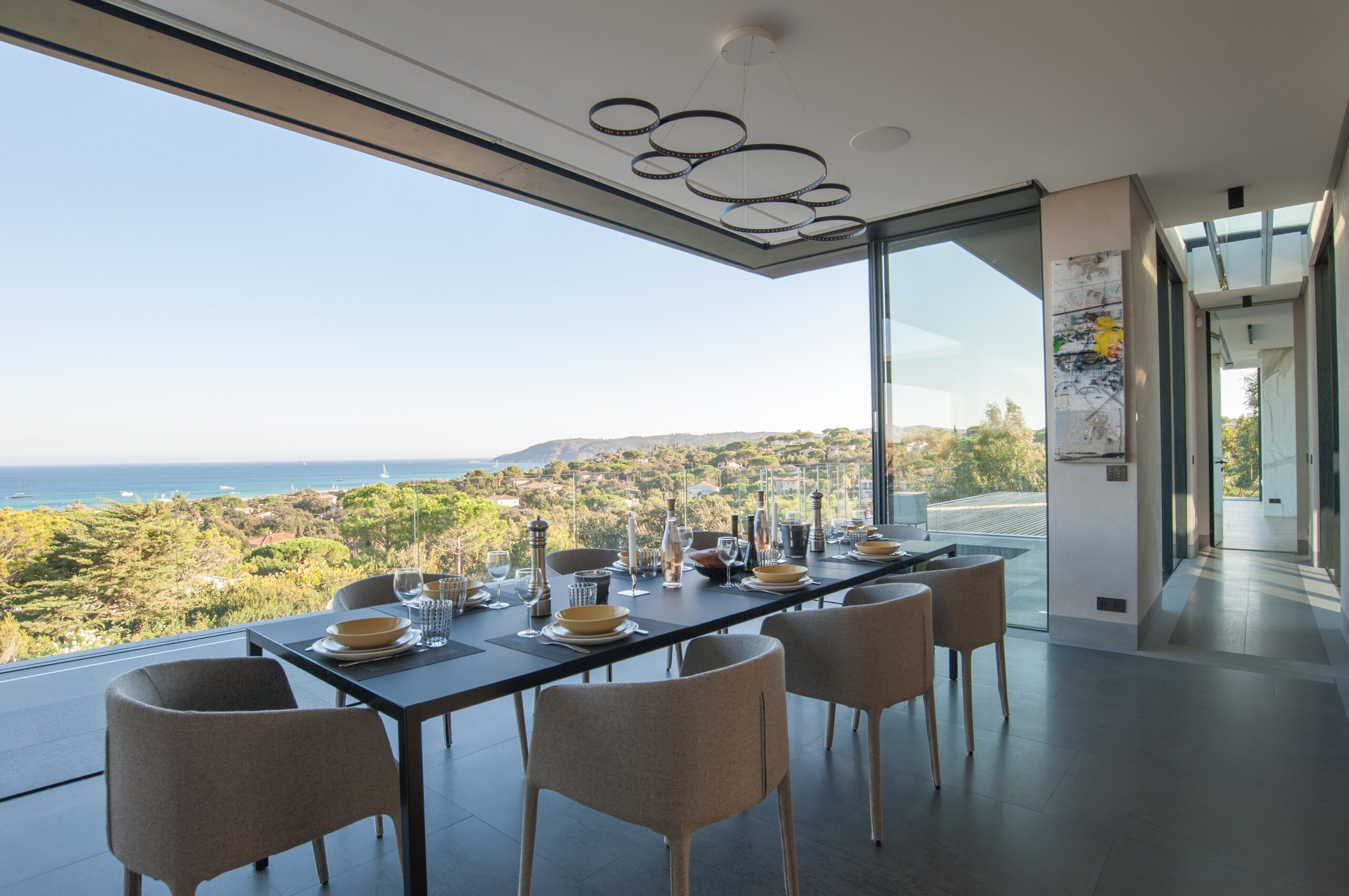 villa-marisa-diningroom-openplan-sleek-spacious-bright-panoramic-seaviews-modern-luxury-alist-ramatuelle