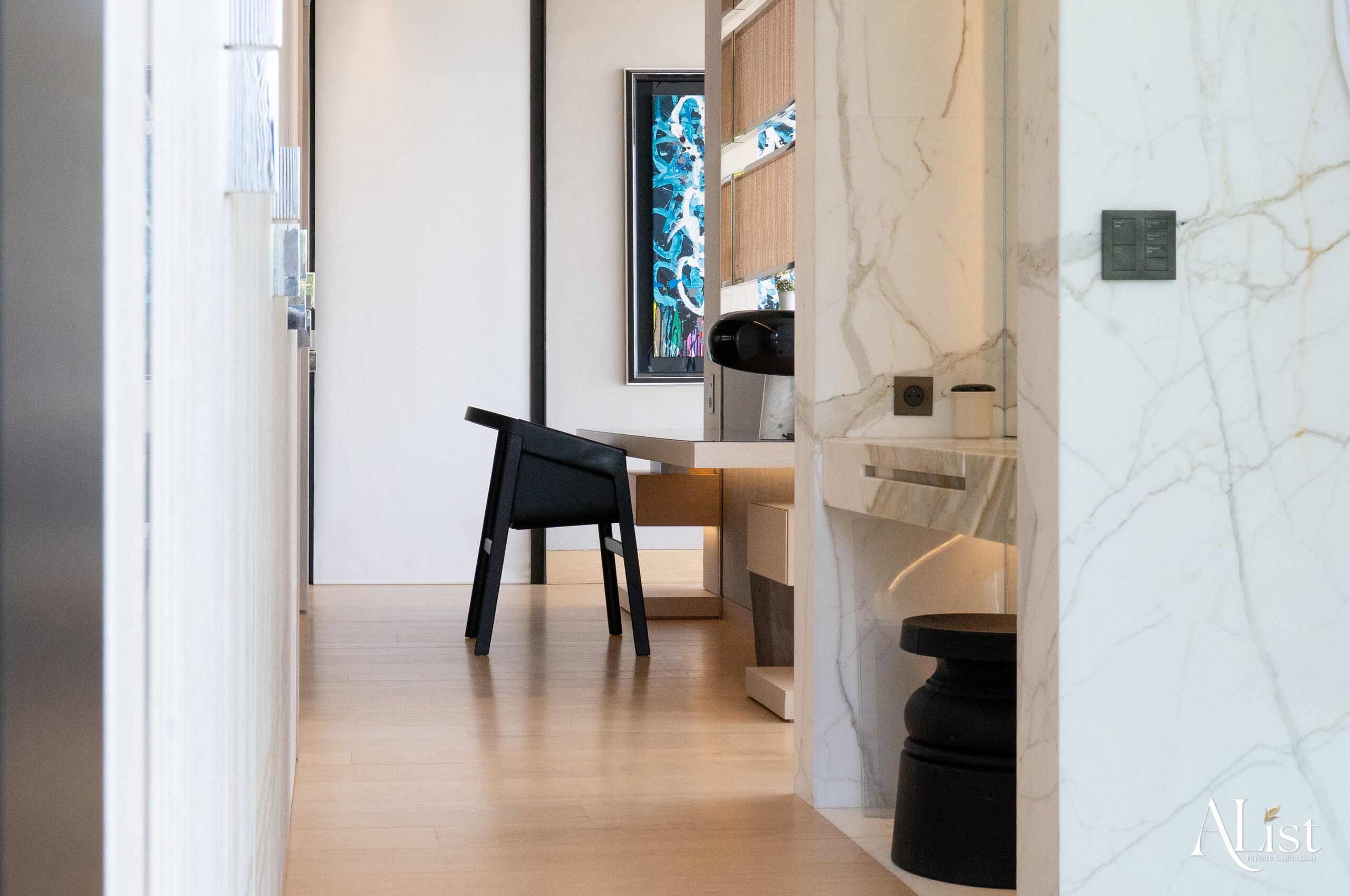 villa-marisa-dressingroom-desk-workspace-wardrobes-modern-stylish-interiordesign-alist-ramatuelle