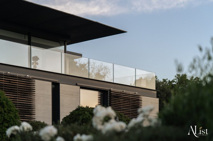 villa-marisa-exterior-balcony-garden-luxury-rental-retreat-alist-ramatuelle