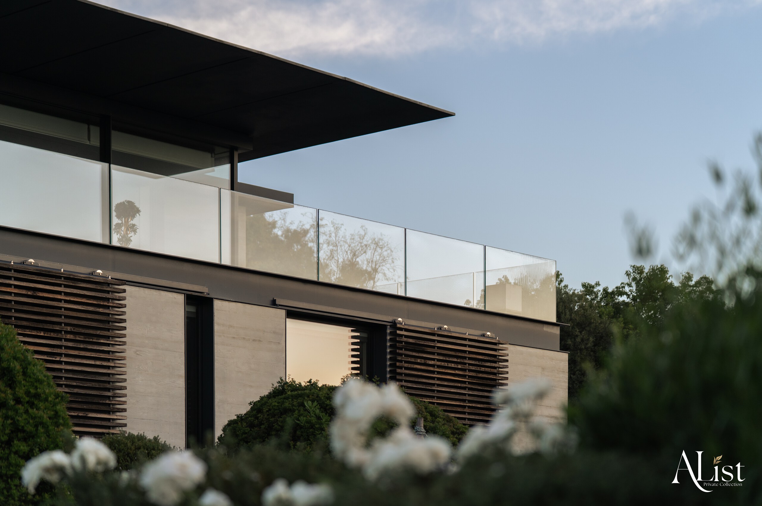 villa-marisa-exterior-balcony-garden-luxury-rental-retreat-alist-ramatuelle