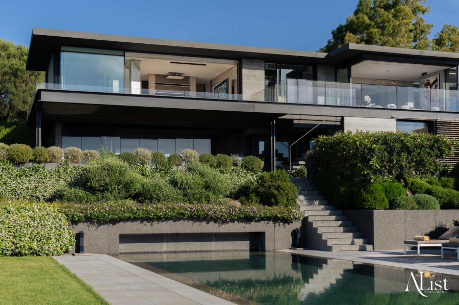 villa-marisa-exterior-garden-modern-unique-architecture-pool-garden-balcony-luxury-rental-retreat-alist-ramatuelle