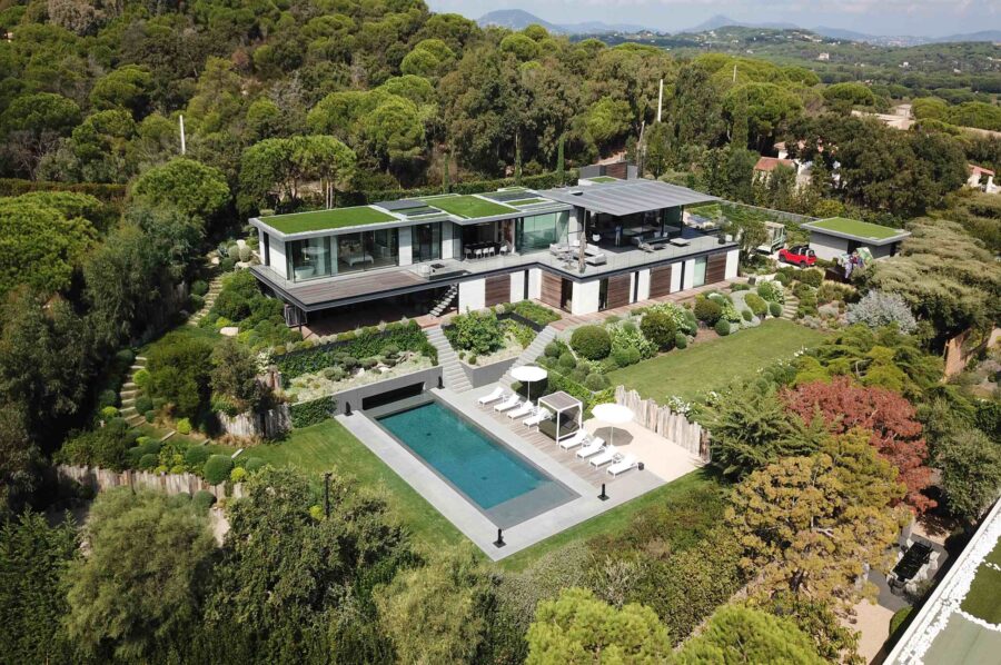 villa-marisa-exterior-tropical-garden-paradise-large-swimmingpool-elegant-modern-sleek-architecture-luxury-rental-property-alist-ramatuelle