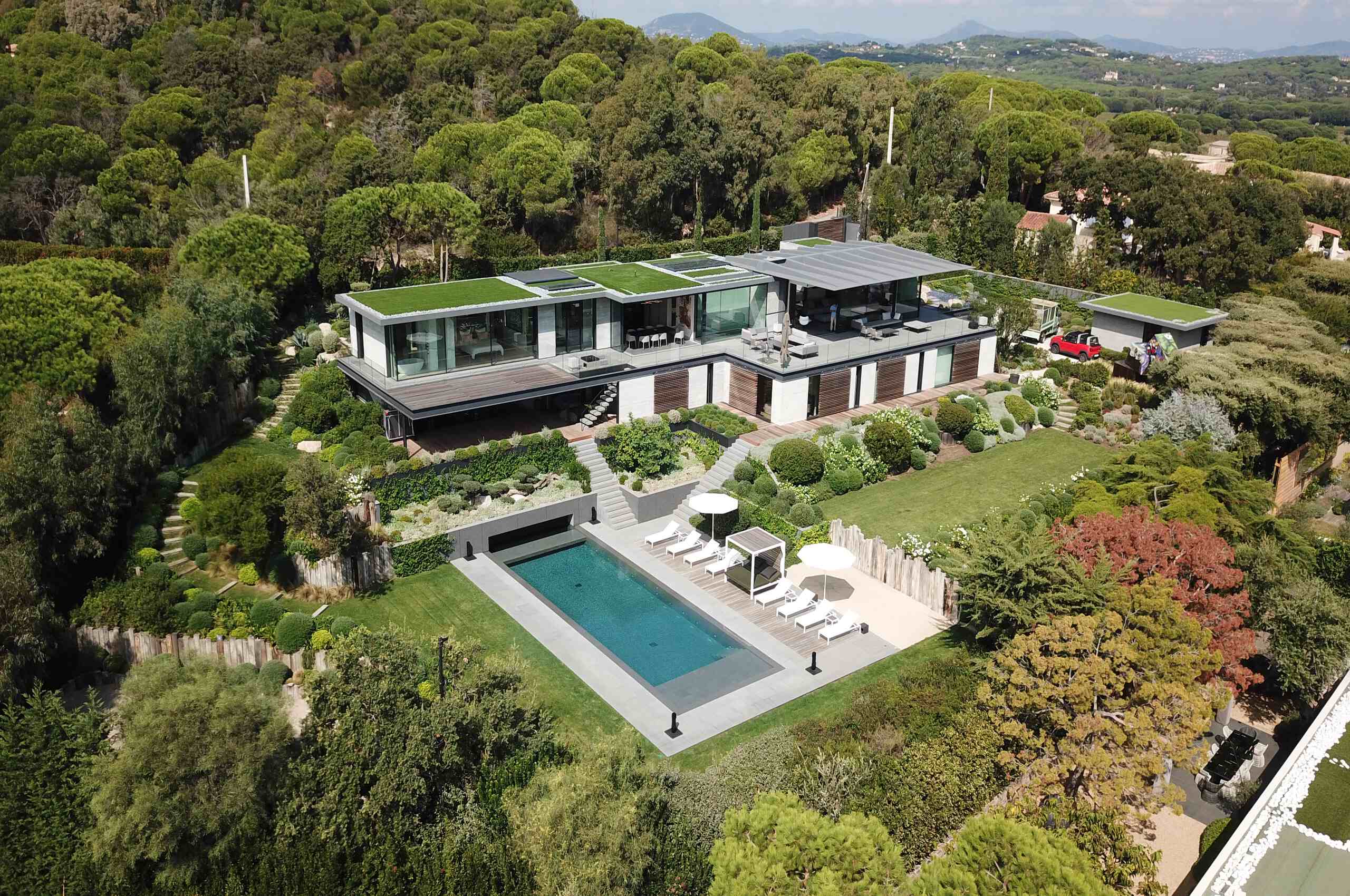 villa-marisa-exterior-tropical-garden-paradise-large-swimmingpool-elegant-modern-sleek-architecture-luxury-rental-property-alist-ramatuelle