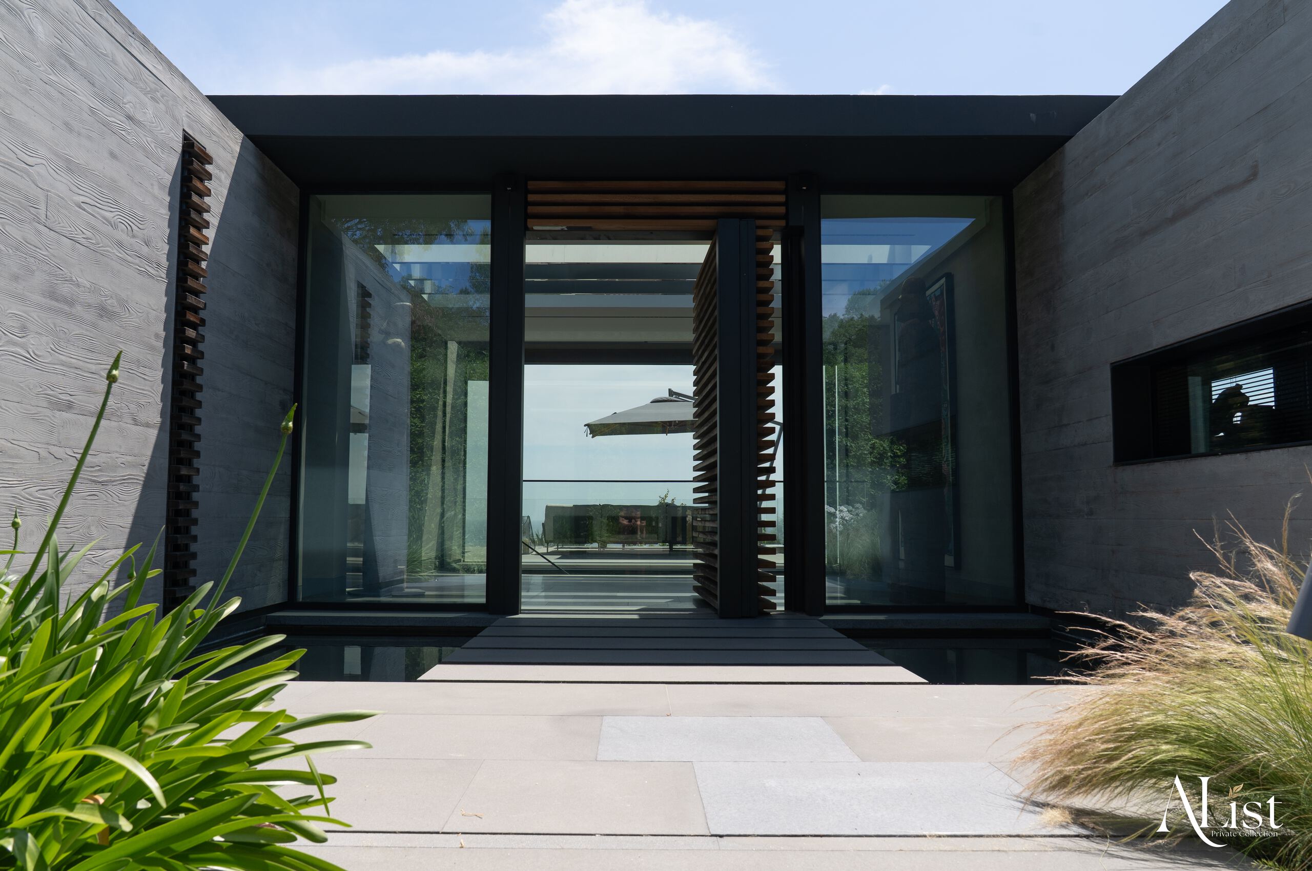 villa-marisa-frontdoor-grand-entrance-modern-stylish-design-luxury-property-alist-ramatuelle