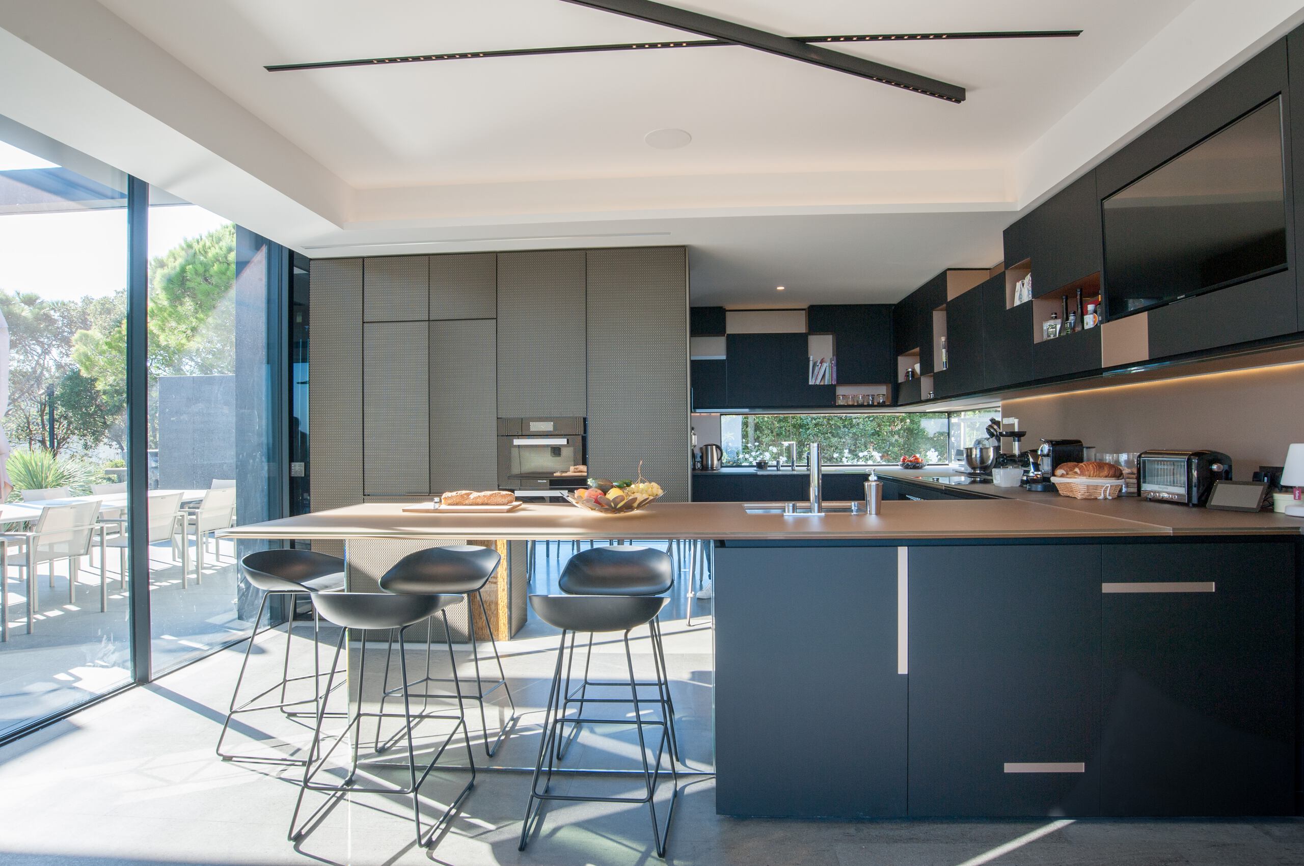 villa-marisa-kitchen-sleek-modern-elegant-stylish-interiordesign-openplan-terrace-luxury-alist-ramatuelle