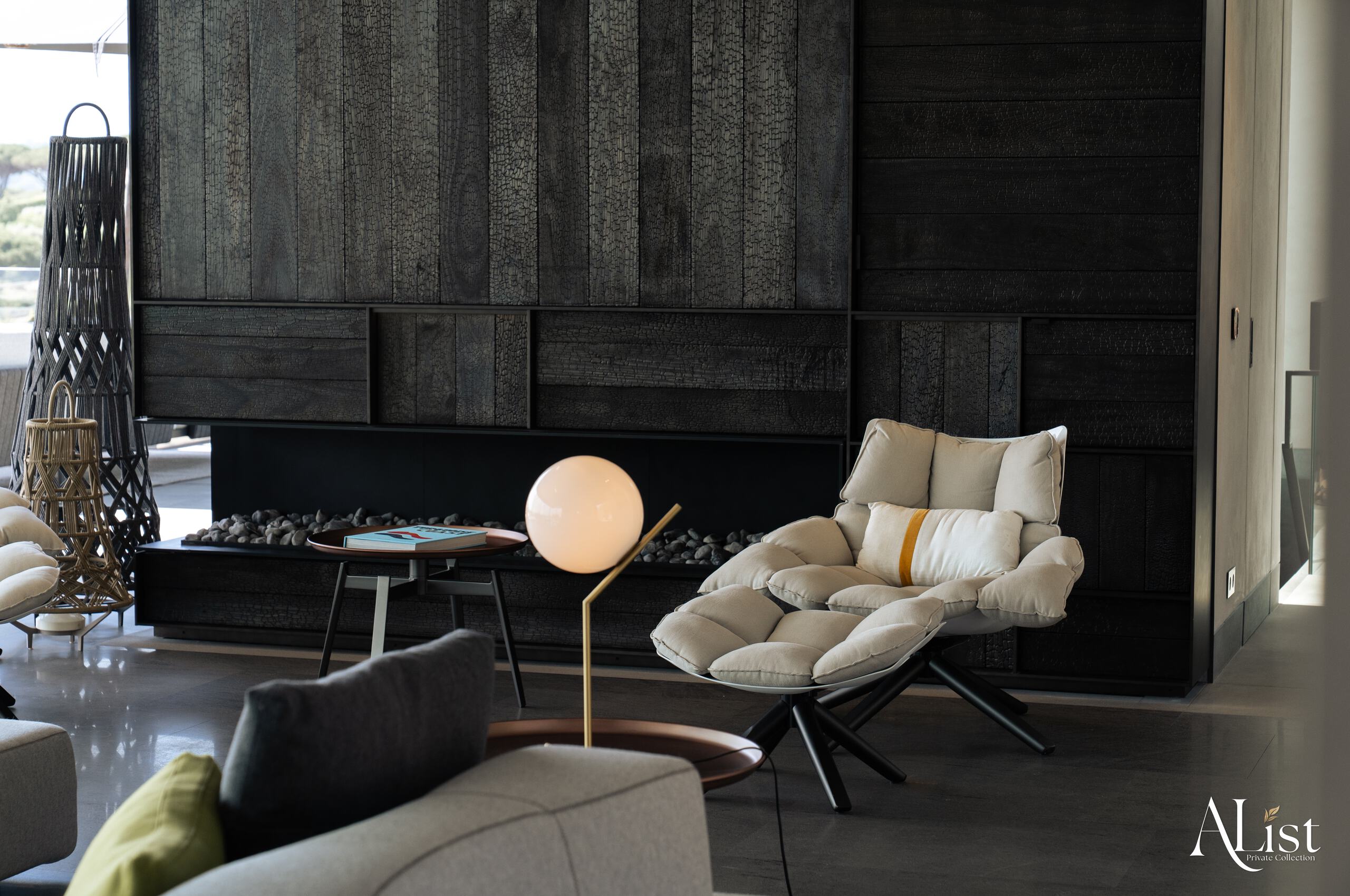 villa-marisa-livingroom-lounge-fireplace-modern-sleek-elegant-stylish-interiordesign-luxury-rental-paradise-alist-ramatuelle