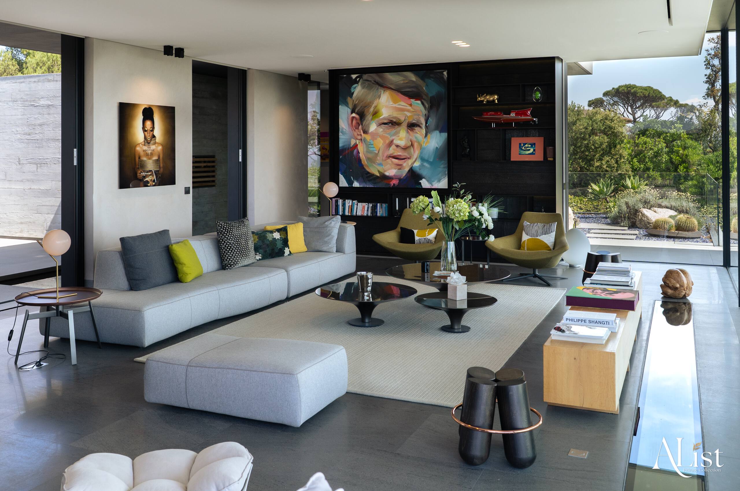 villa-marisa-livingroom-lounge-openplan-spacious-stylish-modern-artwork-bright-seaview-luxury-interiordesign-alist-ramatuelle