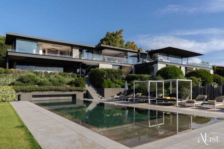 villa-marisa-mainpage-exterior-pool-garden-paradise-modern-sleek-architecture-seaviews-luxury-rental-retreat-alist-ramatuelle