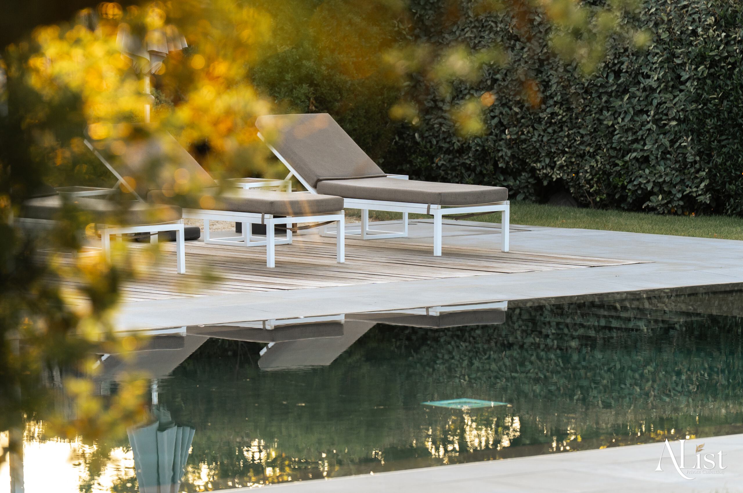 villa-marisa-pool-sunlounger-garden-luxury-rental-retreat-alist-ramatuelle