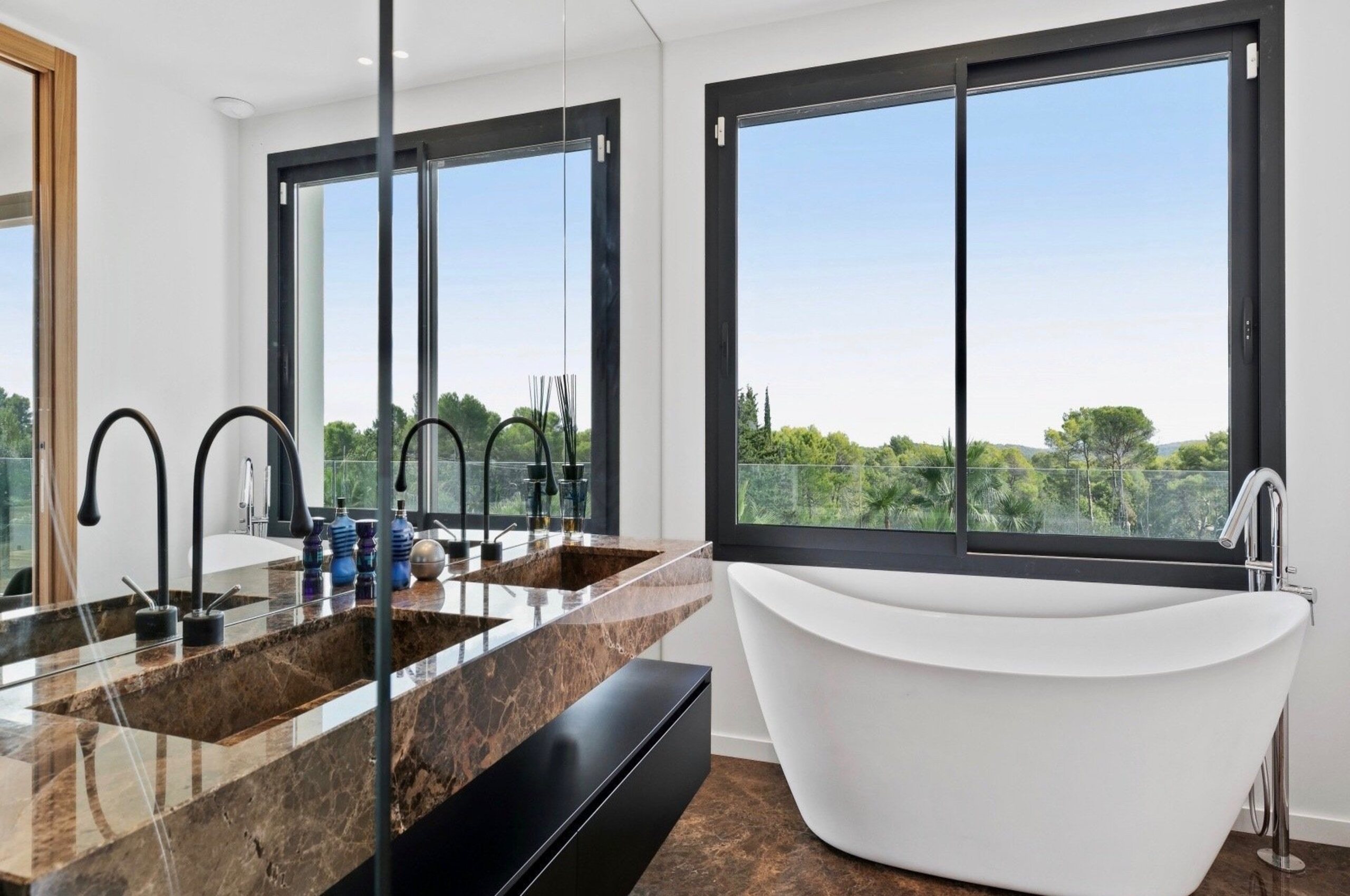 villa-marlo-bathroom-doublesink-bath-scenicviews-mougins