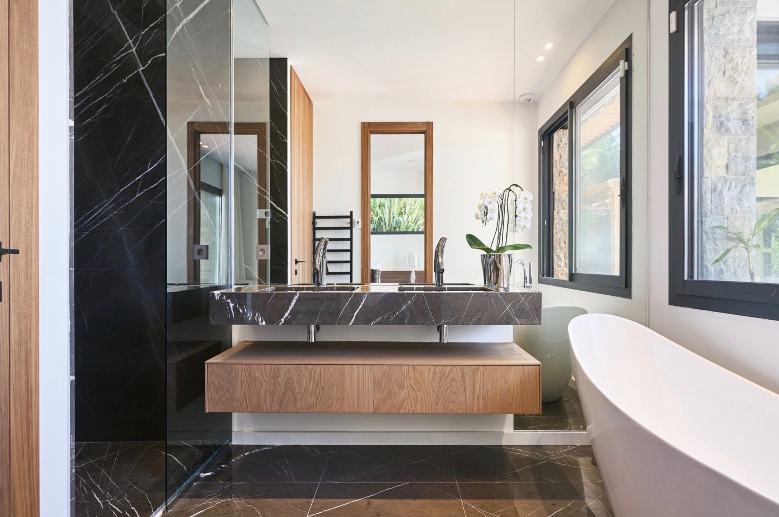 villa-marlo-bathroom-doublesink-marble-luxury-mougins