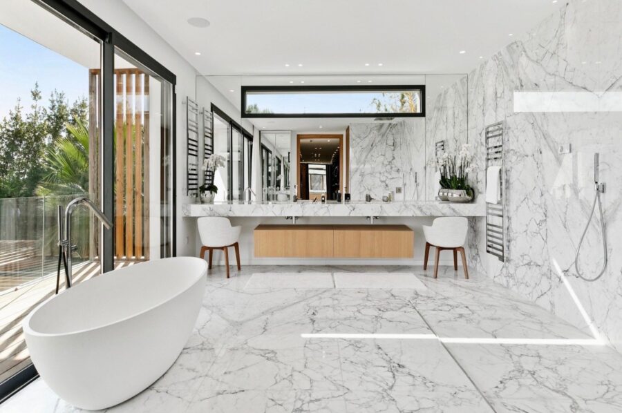 villa-marlo-bathroom-makeuproom-bath-marble-luxury-mougins