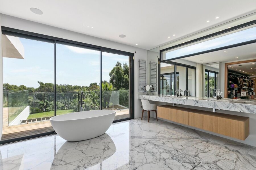 villa-marlo-bathroom-modern-large-luxury-mougins