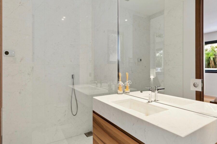 villa-marlo-bathroom-modern-luxury-design-mougins