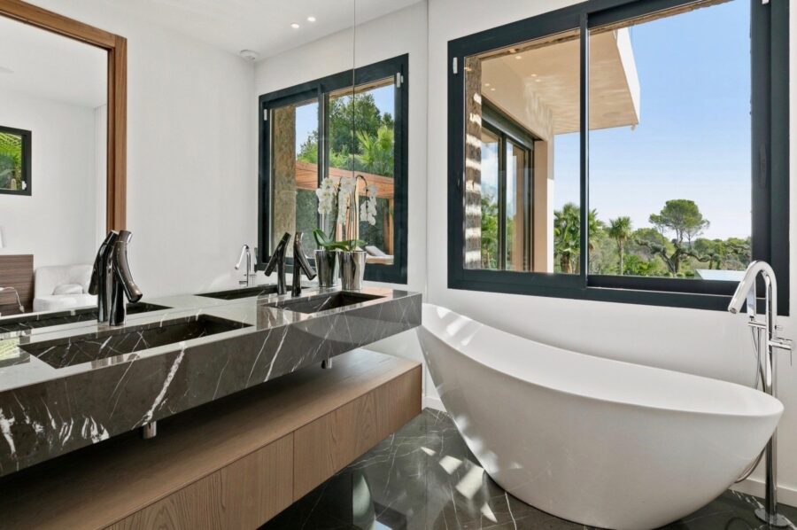 villa-marlo-bathroom-modern-luxury-palmtree-mougins
