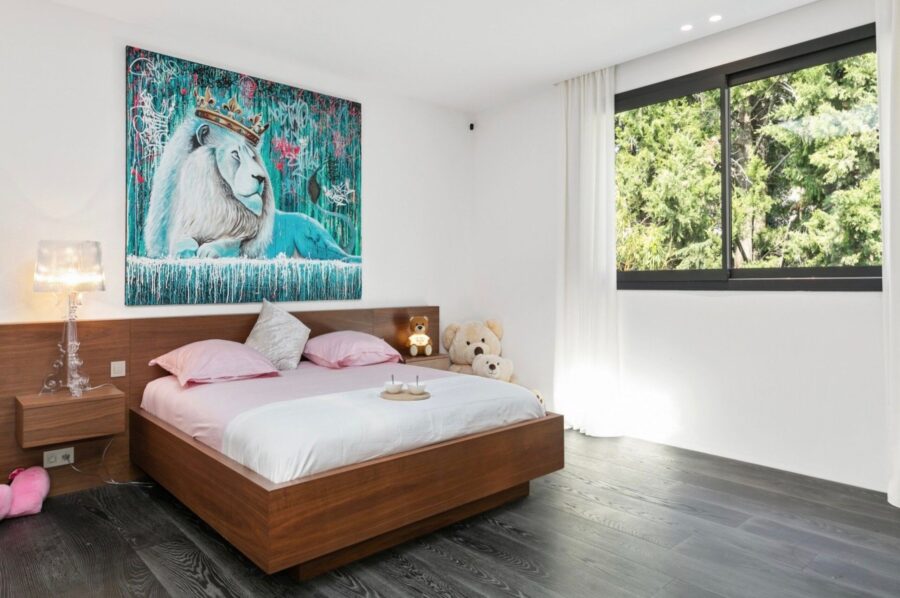 villa-marlo-bedroom-artwork-luxury-modern-interior-mougins