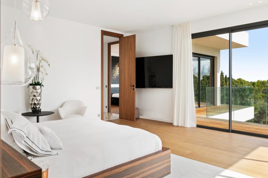 villa-marlo-bedroom-balcony-gardenviews-modern-interior-mougins