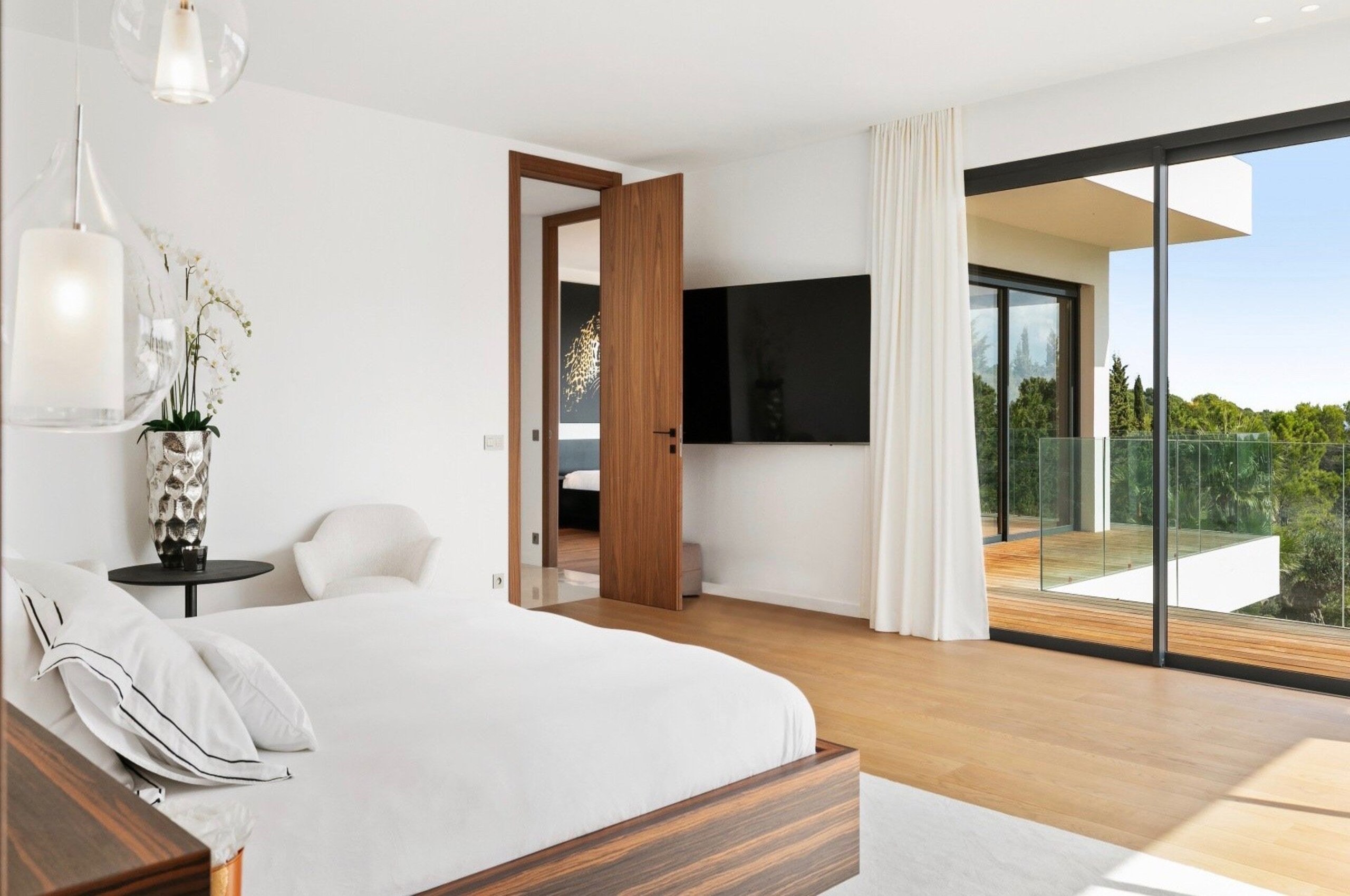 villa-marlo-bedroom-balcony-gardenviews-modern-interior-mougins