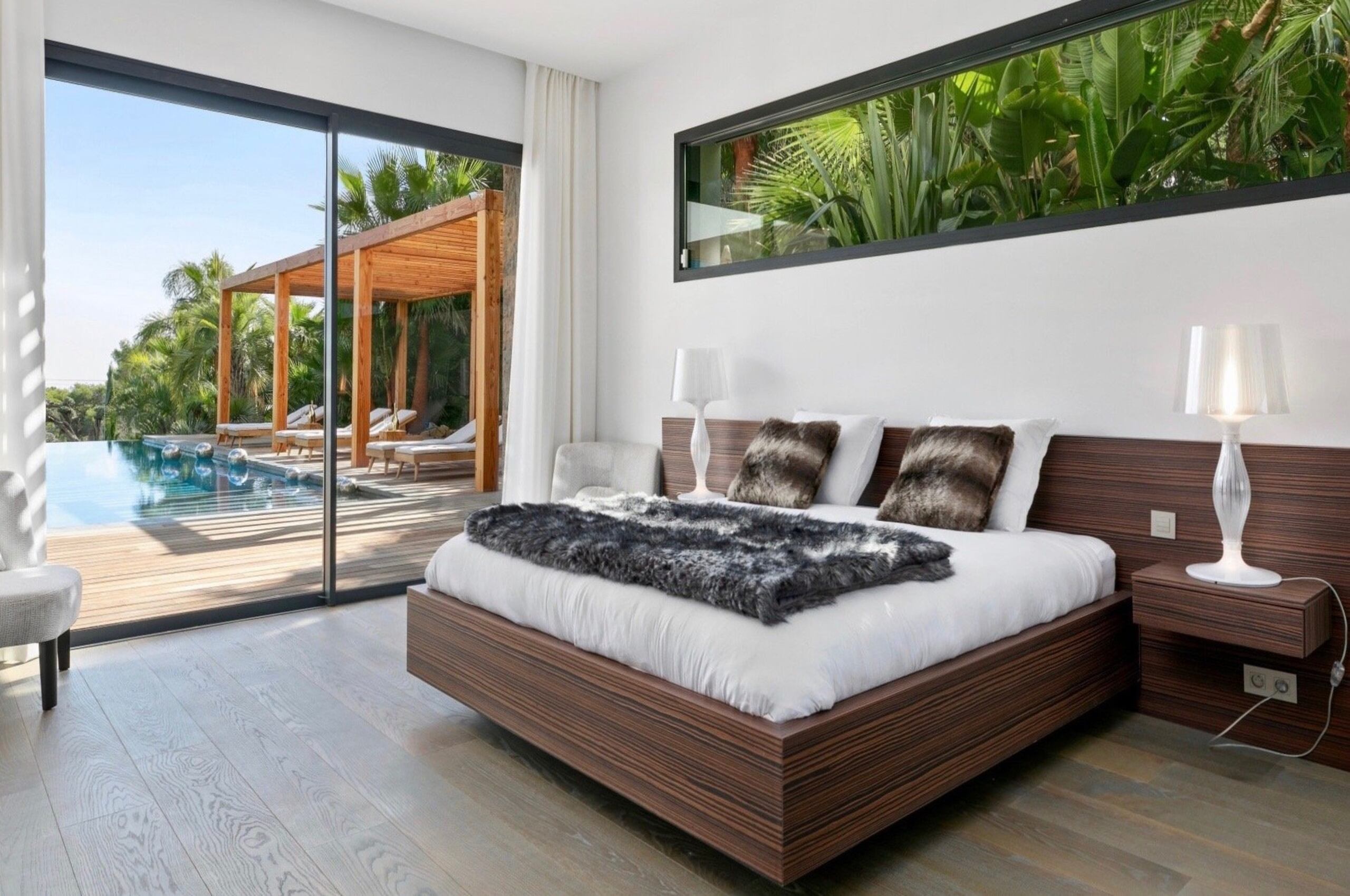 villa-marlo-bedroom-skylight-poolview-luxury-interior-mougins