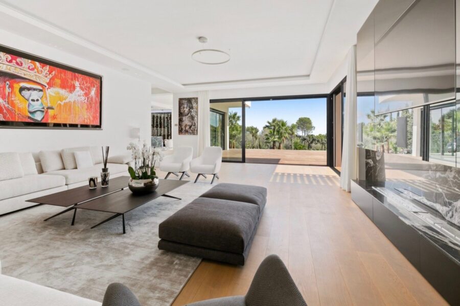 villa-marlo-livingroom-bright-modern-luxury-interior-mougins