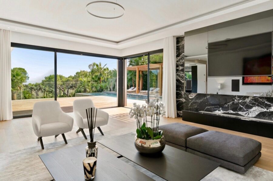 villa-marlo-livingroom-modern-marble-tvroom-poolview-bright-open-mougins