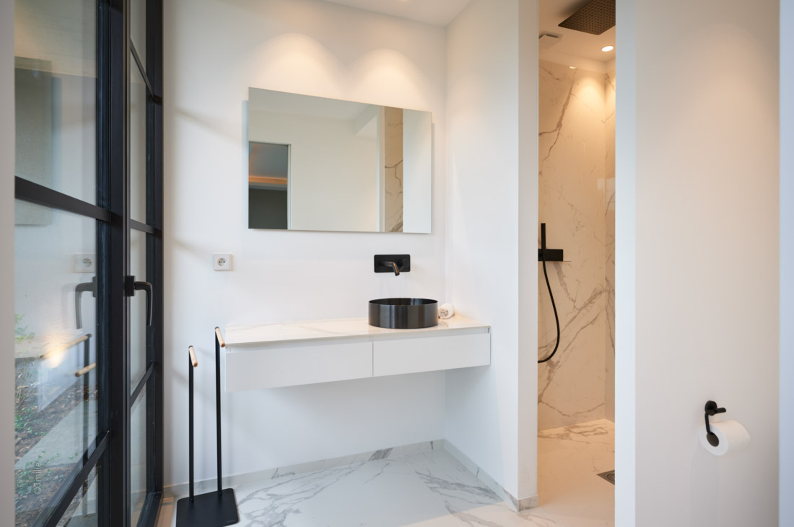 villa-maryam-bathroom-modern-marble-luxury-mougins