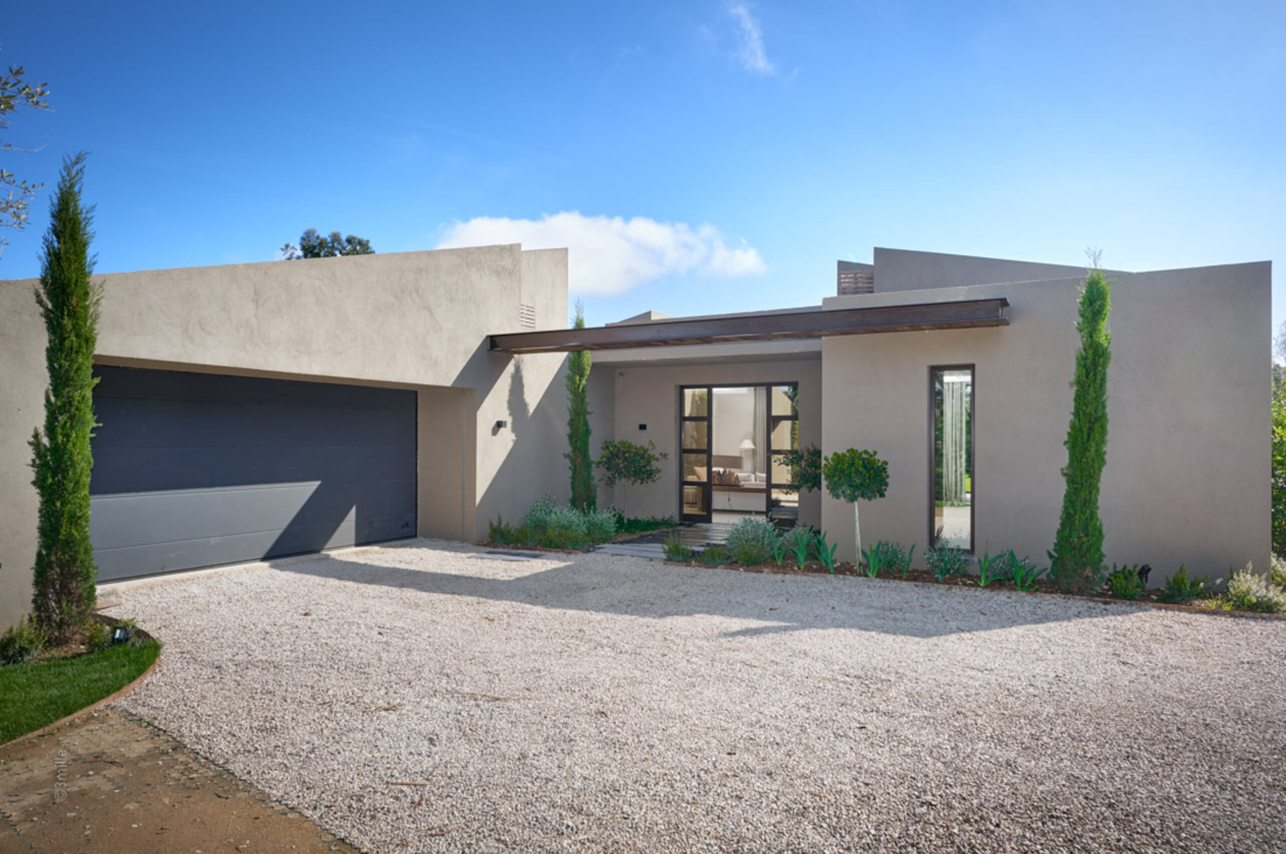 villa-maryam-driveway-modern-luxury-rental-mougins