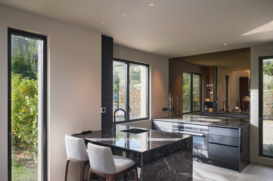 villa-maryam-kitchen-marble-modern-luxury-mougins