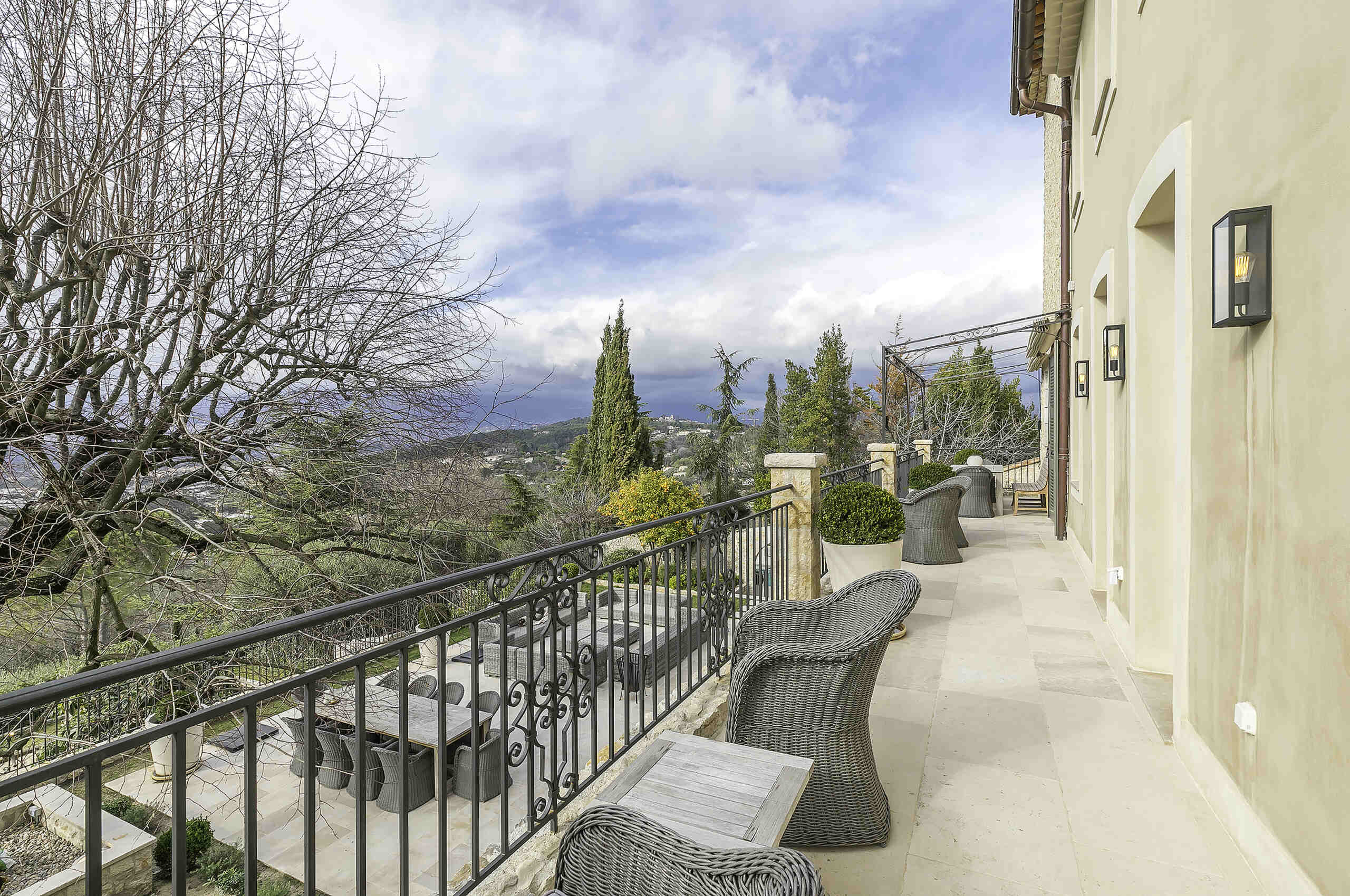 villa-mayan-balcony-mountainviews-seating-luxury-mougins