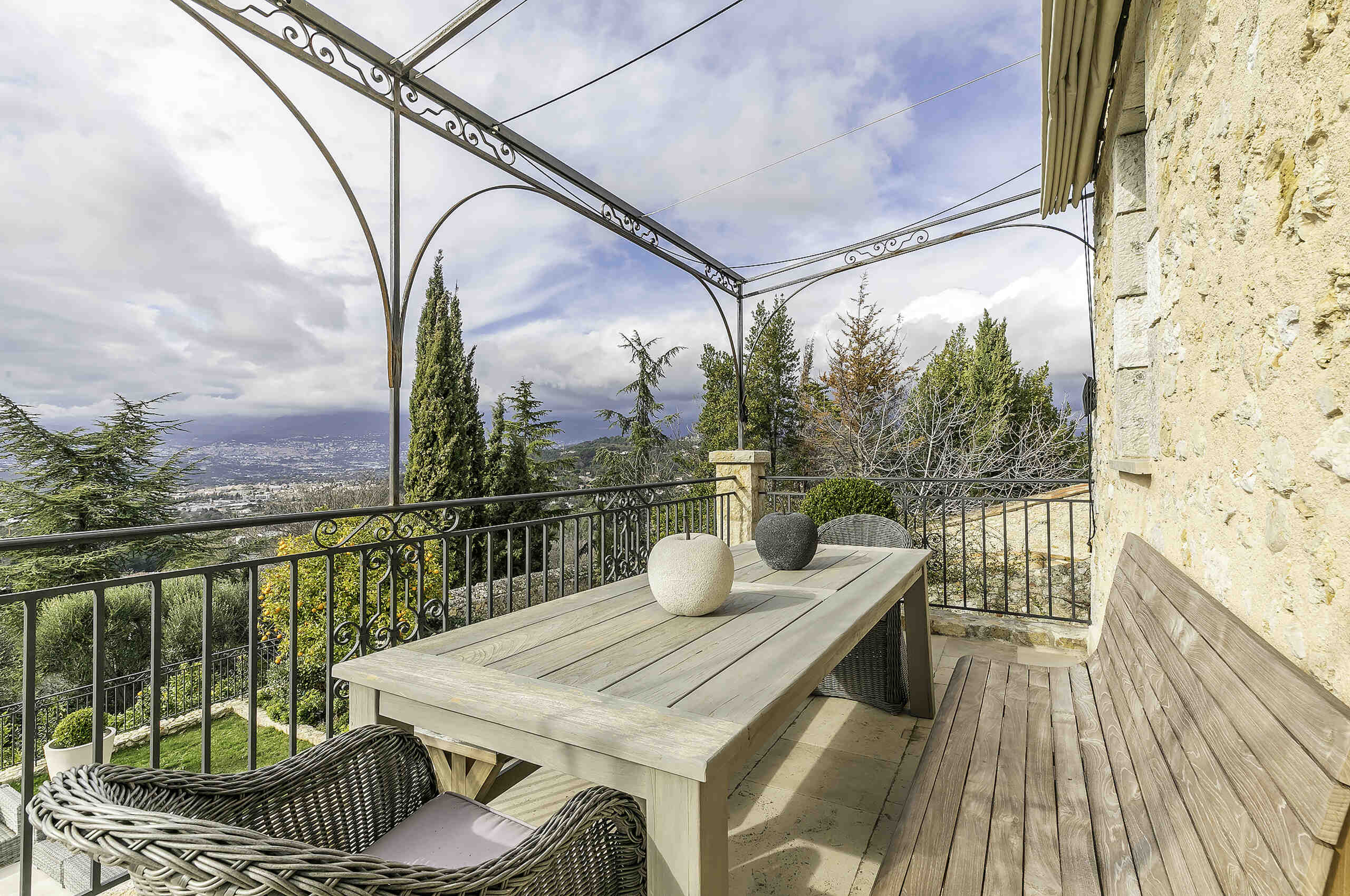 villa-mayan-balcony-terrace-outdoordining-mountainviews-mougins