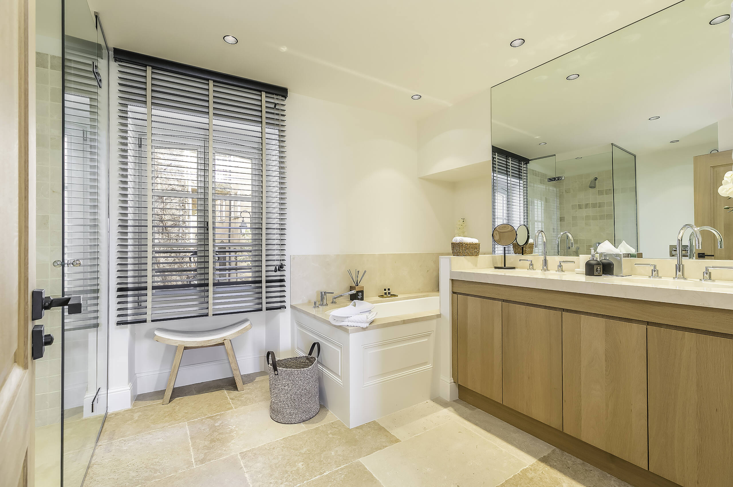 villa-mayan-bathroom-bath-doublesink-modern-luxury-mougins-