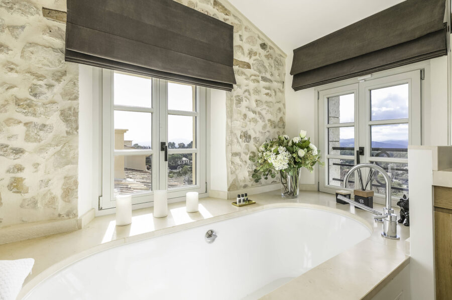 villa-mayan-bathroom-bathtub-mountainview-luxury-mougins