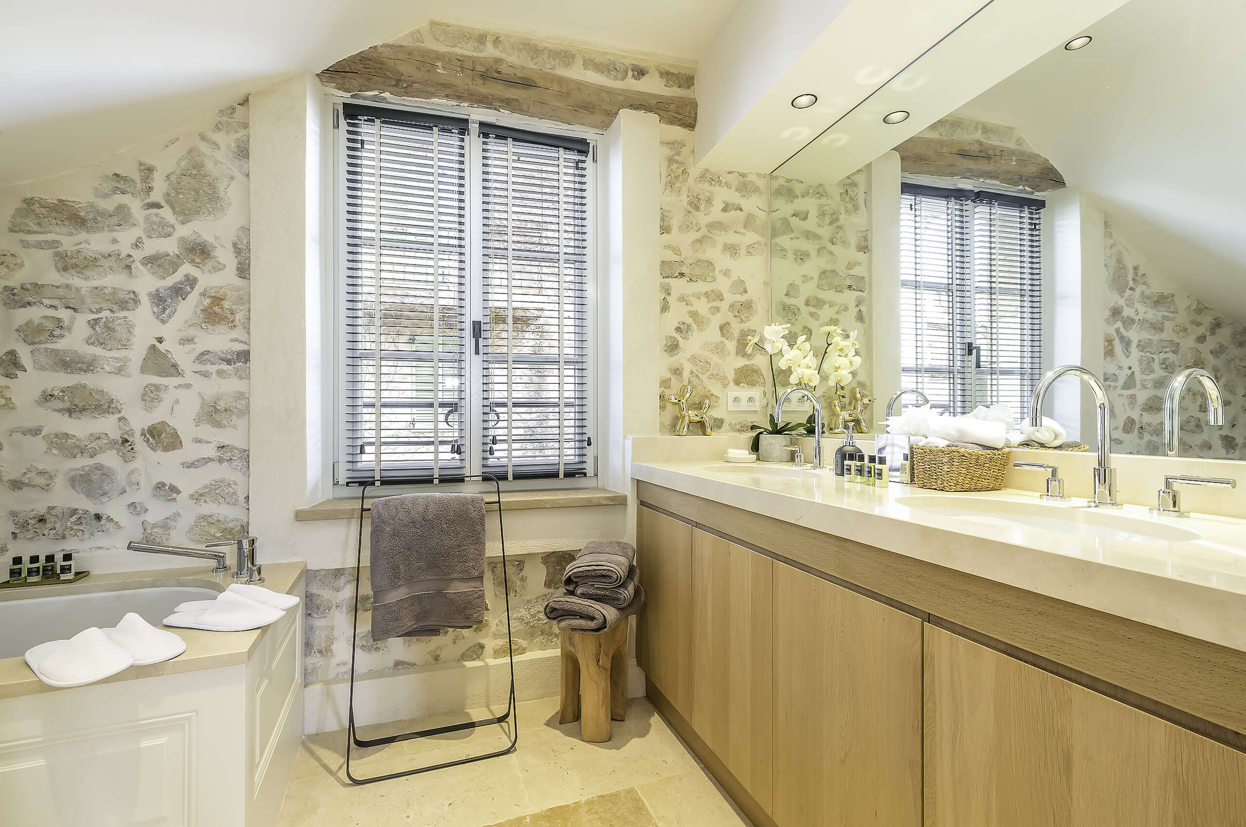 villa-mayan-bathroom-stone-naturalmaterial-timeless-classic-mougins