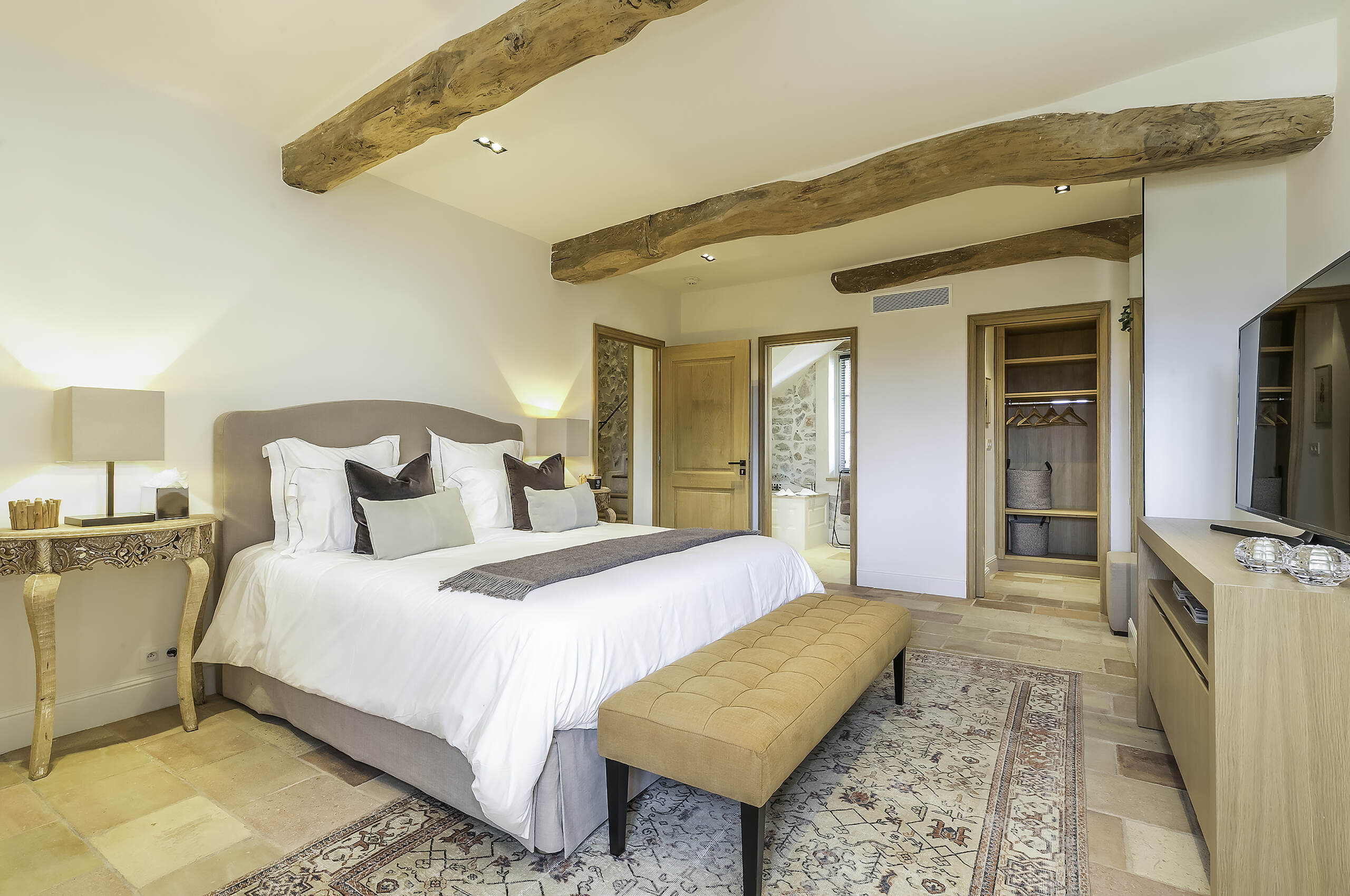villa-mayan-bedroom-beams-frenchcharm-classic-timeless-luxury-mougins