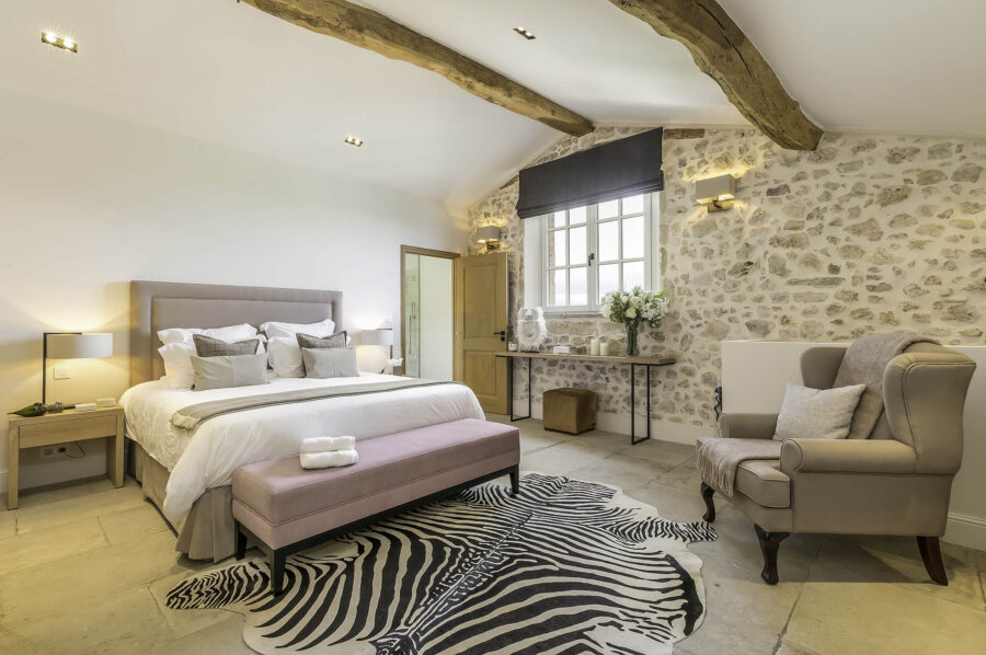 villa-mayan-bedroom-charming-timeless-naturalmaterials-interior-mougins