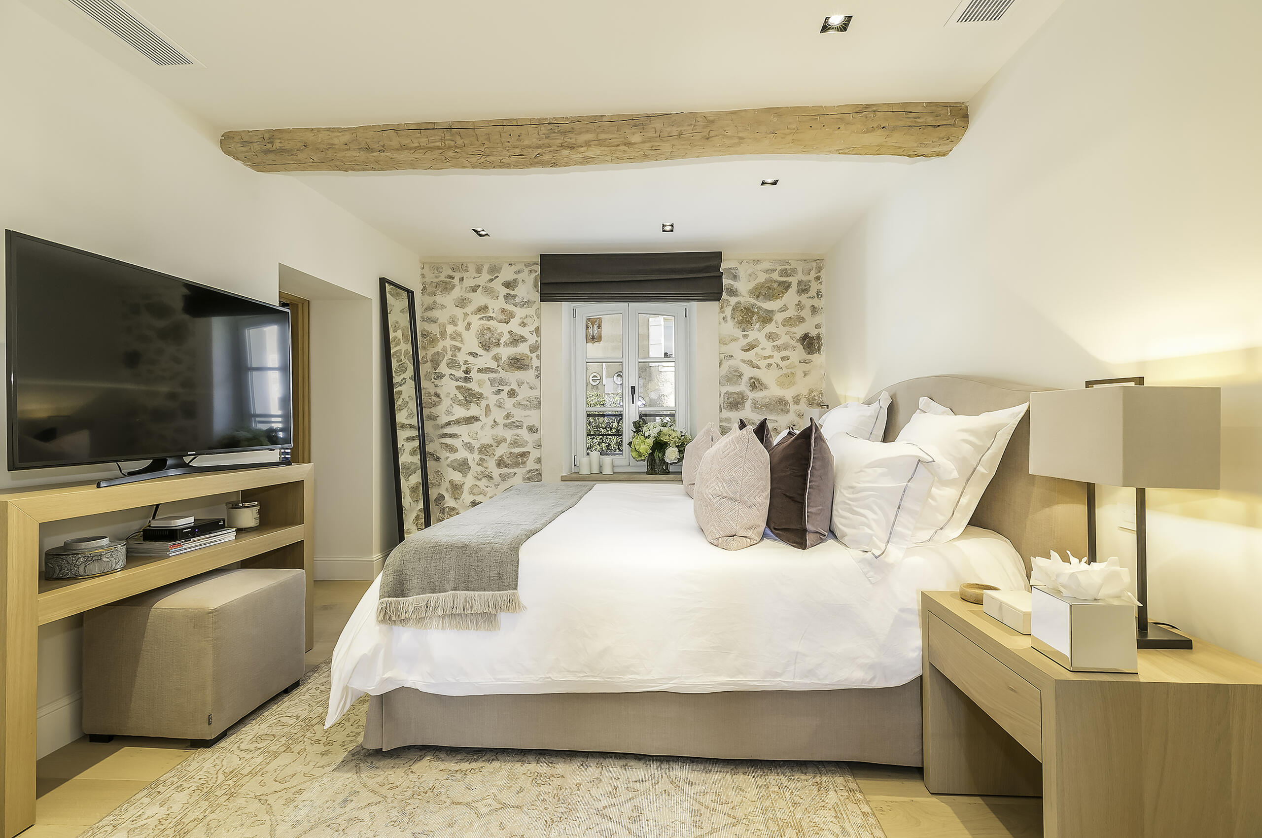 villa-mayan-bedroom-frenchcharm-frenchriviera-luxury-chic-mougins