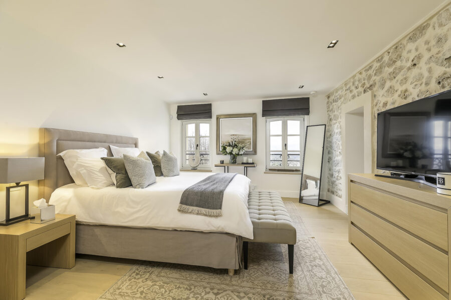 villa-mayan-bedroom-stone-luxury-interior-design-frenchcharm-mougins