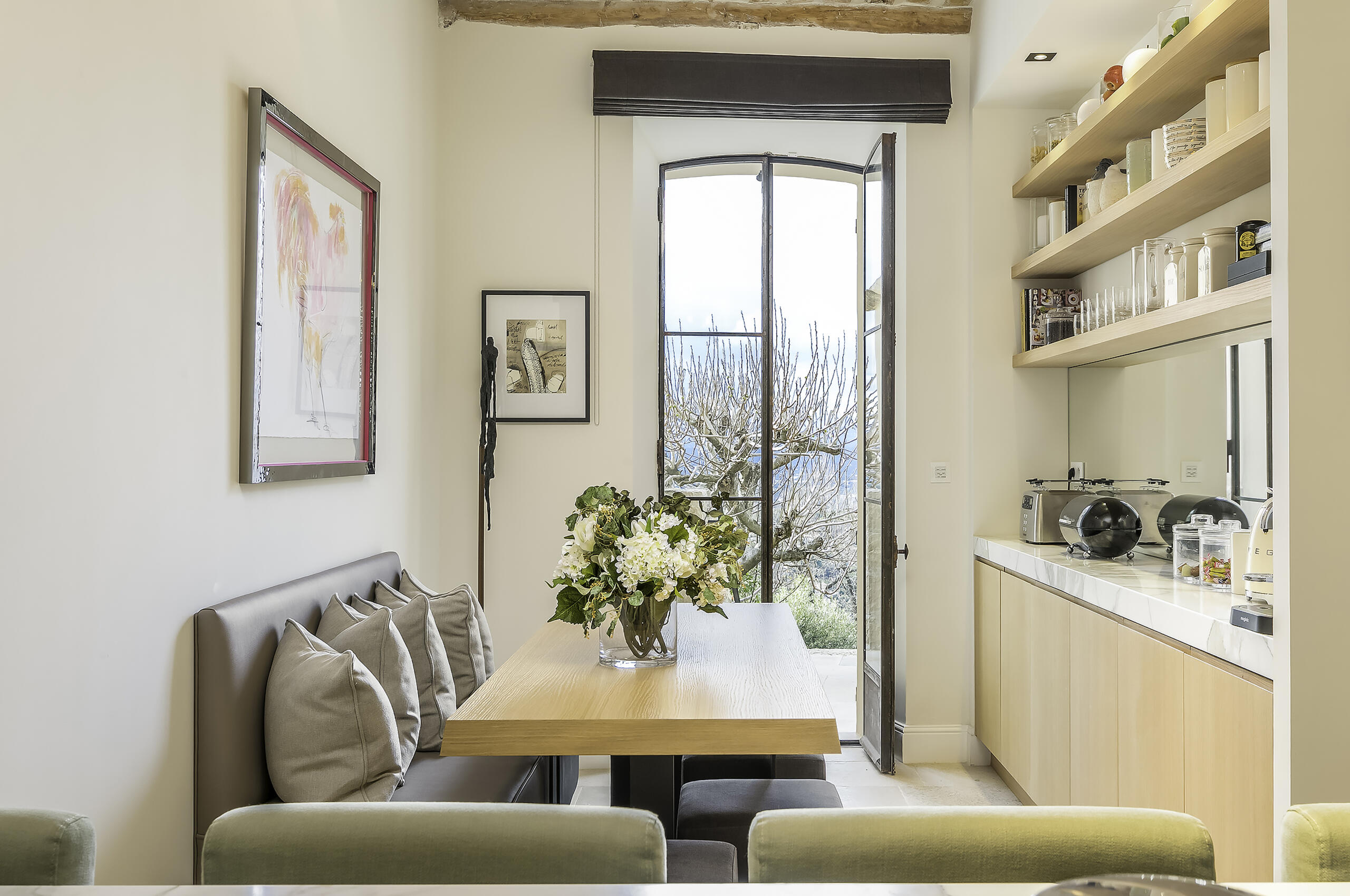 villa-mayan-kitchen-dining-frenchdoors-garden-timeless-frenchinterior-mougins