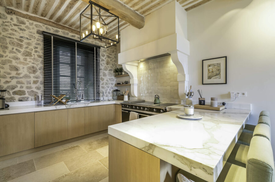 villa-mayan-kitchen-exposedbrick-aga-timeless-charm-interior-mougins